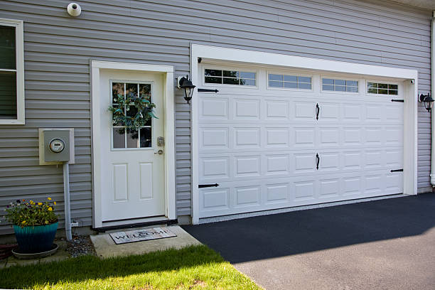 24/7 Emergency Garage Door Panel Replacement experts in Blue Mound, IL